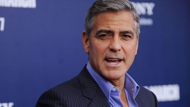 George Clooney steht auf Nacktbaden im See