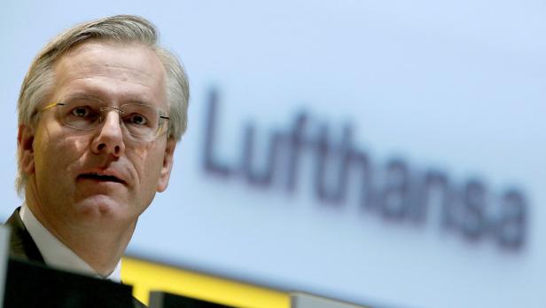 epa03210334 Lufthansa CEO Christoph Franz speaks at the annual general meeting of the airline Lufthansa in Cologne, Germany, 08 May 2012. Franz presented the new cost-cutting program &#039;Score&#039;. As part of the program the airline plans to save around 1.5 billion euros. EPA/Oliver Berg