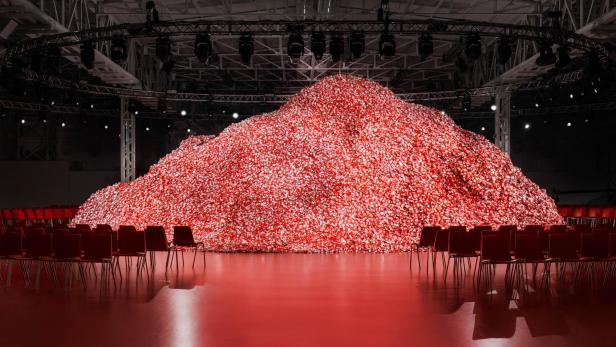 Fashion Week: Diesel lud in eine mit 200.000 Kondomen gefüllte Location
