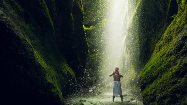 Seelenruhe unter kaltem Wasser: Tullner meditiert unter Wasserfall