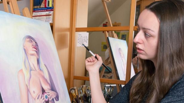 Junge Künstlerin bringt gefühlvolle Porträts auf die Leinwand