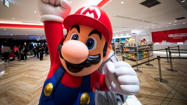 Eine lebensgroße Mario-Figur im Nintendo Tokyo Store.