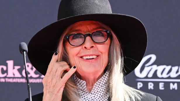 Diane Keaton bei einer Veranstaltung mit Hut und Brille.