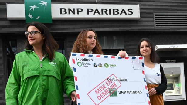 Klimaaktivistinnen vor einer Filiale der Bankengruppe BNP Paribas