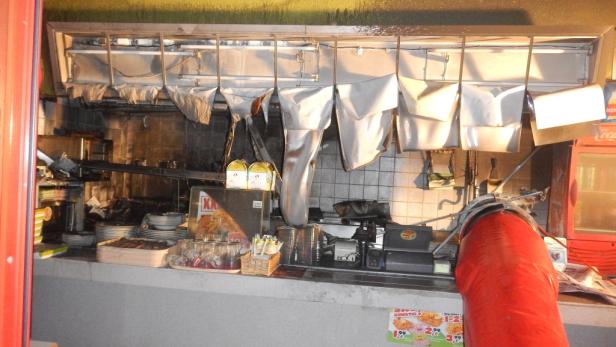 Ein Blick in die Küche eines Restaurants mit Tellern, Speisen und Geräten.