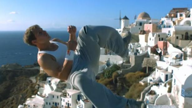Freerunning über den Dächern Santorins