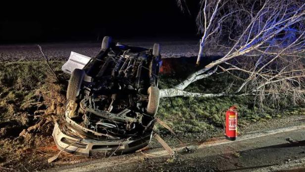 Wilder Crash bei St. Pölten: Auto wurde meterhoch in die Luft katapultiert