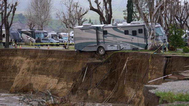 Nach Schneestürmen in Kalifornien: Wohnmobil stürzte in die Fluten