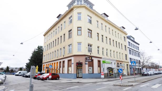 Messerstecherei in Wiener Wohnung: Drei Verletzte, einer in Lebensgefahr