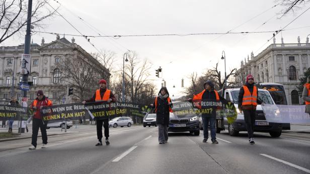 Klima-Aktivisten blockieren Morgenverkehr am Ring