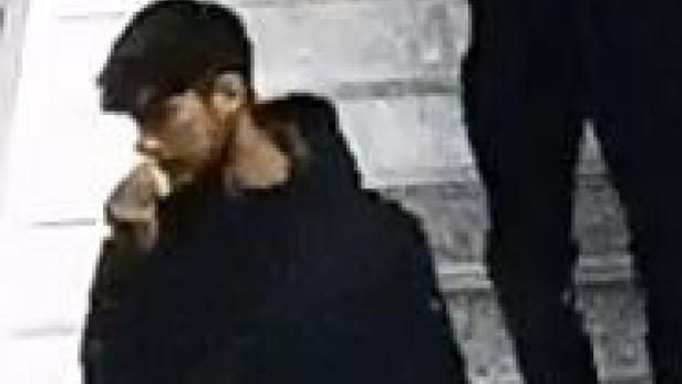 Ein Mann mit dunkler Jacke und Jeans geht eine Treppe hinunter.