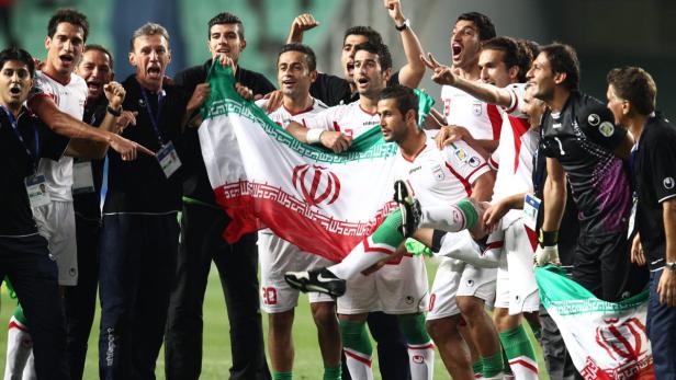 epa03750540 The Iranian team celebrates after the 2014 FIFA World Cup qualifying soccer match between South Korea and Iran at the Munsu World Cup Stadium in Ulsan, South Korea, 18 June 2013. Visiting Iran defeated South Korea 1-0, a result that sent both teams to the 2014 FIFA World Cup in Brazil. EPA/JEON HEON-KYUN