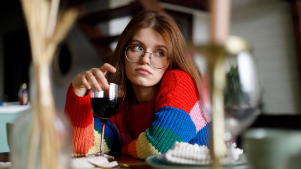 Frau allein im Restaurant.