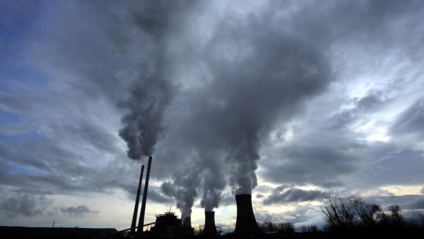 epa01966222 Steam billows from the cooling towers of a coal power plant near the southern town of Bitola, some 200 km from Skopje,The Former Yugoslav Republic of Macedonia on 15 December 2009. As the COP15 United Nations (UN) World Climate Conference in Copenhagen, that runs through 18 December 2009, entered its crucial phase on 15 December, hopes to reach an agreement on reducing greenhouse gas emissions dimmed. EPA/GEORGI LICOVSKI