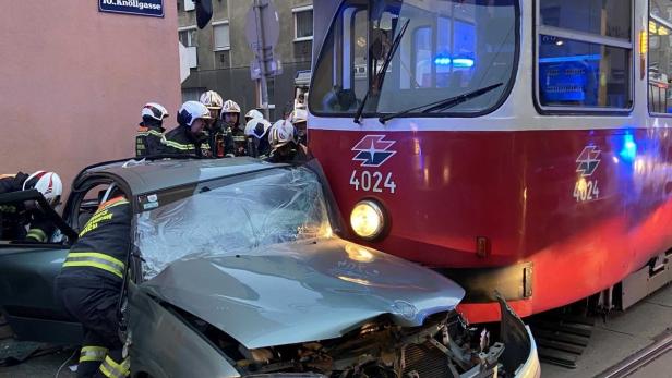 Straßenbahn kracht in Pkw und entgleist: Autofahrer schwer verletzt