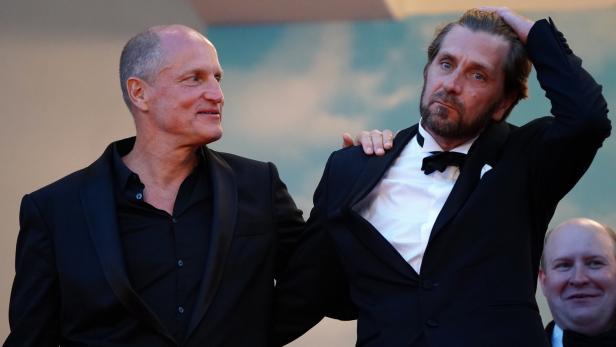 Triangle of Sadness - Premiere - 75th Cannes Film Festival Ruben Östlund (rechts) an der Seite von Woody Harrelson