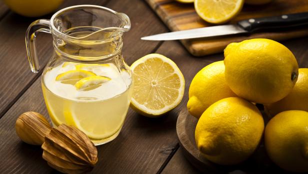 Zitronenwasser, Apfelessig und Co: Was hilft wirklich beim Abnehmen?