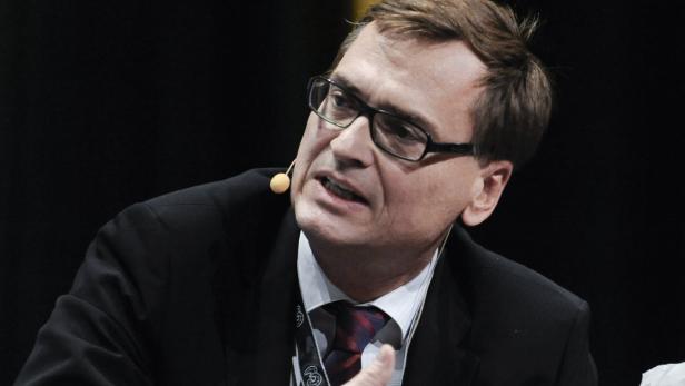 19. ÖSTERREICHISCHE MEDIENTAGE IN WIEN: KRALINGER Ein Mann mit Brille und Anzug spricht vor einem dunklen Hintergrund.