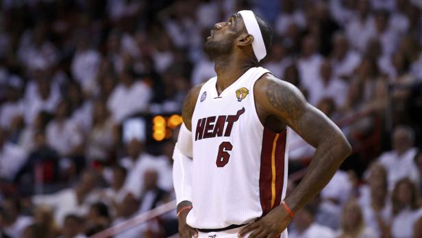 Miami Heat&#039;s LeBron James checks the scoreboard against the San Antonio Spurs during the first quarter in Game 6 of their NBA Finals basketball playoff in Miami, Florida June 18, 2013. REUTERS/Mike Segar (UNITED STATES - Tags: SPORT BASKETBALL)