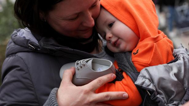 NGO distributes heaters to battle cold snap in Madrid