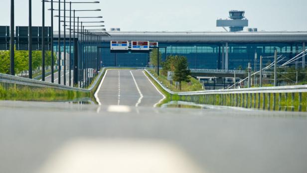 Zufahrtstraße zum neuen Flughafen Berlin Brandenburg Willy Brandt (BER)