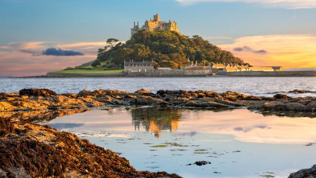 St. Michael’s Mount, eine Gezeiteninsel in Cornwall, bei Sonnenuntergang.
