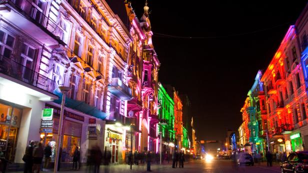 Die Piotrkowska-Straße leuchtet bunt beim Lichtfestival im Herbst (li.)