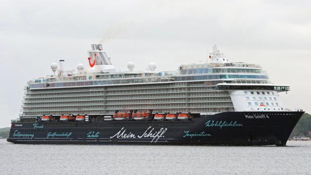 Das Kreuzfahrtschiff „Mein Schiff 4“ auf dem Wasser.