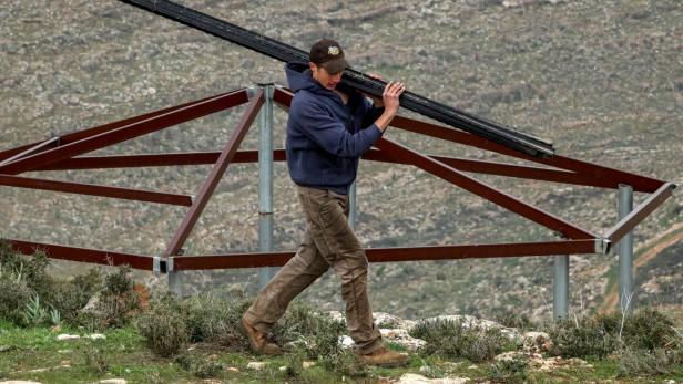 Baubeginn: Ein illegaler Siedler im Palästinensergebiet