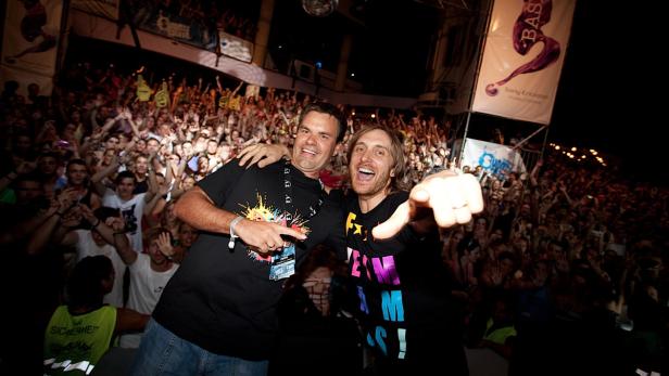 Dietmar „Didi“ Tunkel (li.) erfand vor 15 Jahren den Summer Splash, die Maturareise punktete mit Prominenten wie DJ David Guetta (re.)