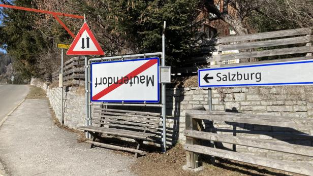 Ortstafel in Salzburg abgeschraubt und verkehrt wieder aufgehängt