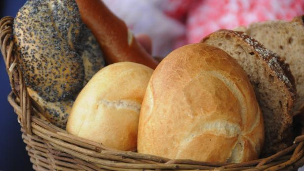 Ein Brotkorb gefüllt mit verschiedenen Brotsorten und Brötchen.