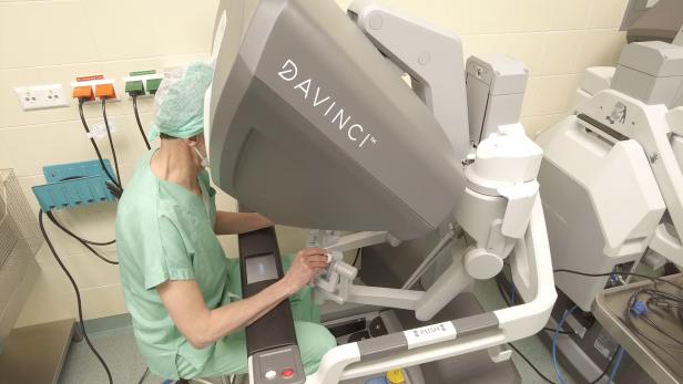 Da Vinci Code im Spital: Roboter operiert Patienten in St. Pölten