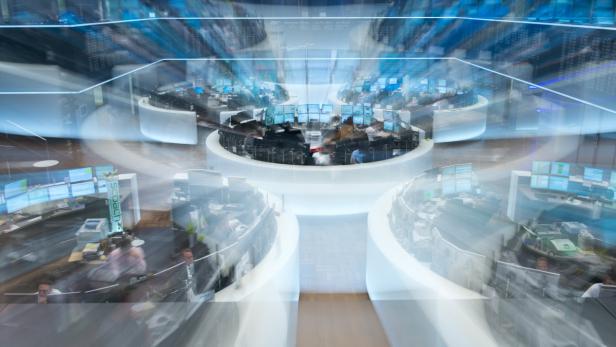 Blick in den Frankfurter Börsensaal mit Händlern an ihren Arbeitsplätzen.