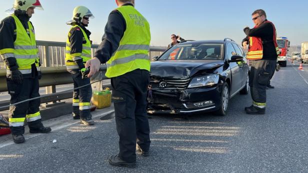 Mehrere Fahrzeuge in Unfall auf Donaubrücke bei Krems verwickelt