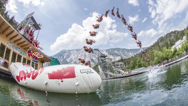 Beim Blobbing wird ein Sportler von einem Luftkissen in die Luft geschleudert, indem ein zweiter auf den Schlauch springt