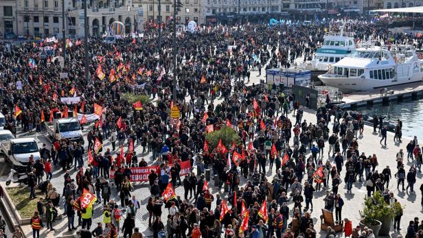 Millionen-Streik in Frankreich legt Zugverkehr lahm
