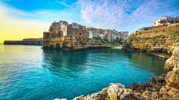 Die Stadt Polignano a Mare in Apulien liegt auf einer Klippe über dem Meer.