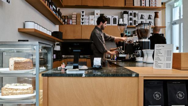 Ein Barista bereitet Kaffee in einem Café zu.