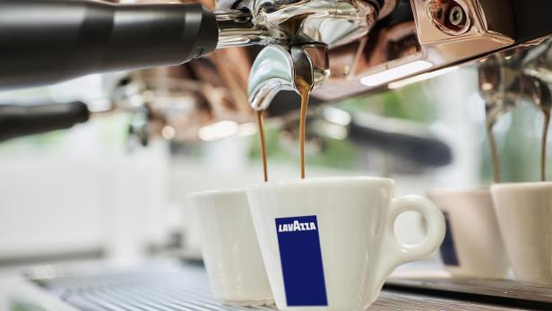 Kafeemaschine von Lavazza macht Espresso