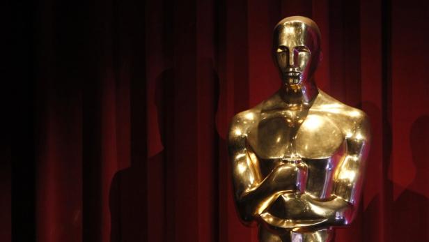 An Oscar statue is seen on stage after the 82nd annual Academy Awards nomination announcements in Beverly Hills February 2, 2010. The 82nd annual Academy Awards will be presented in Hollywood on March 7, 2010. REUTERS/Danny Moloshok (UNITED STATES - Tags: ENTERTAINMENT)