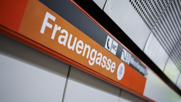 FRAUENTAG: WIENER LINIEN BENENNEN HERRENGASSE IN FRAUENGASSE UM Was Frauen wirklich glücklich macht: Skurrile Aktionen zum Frauentag