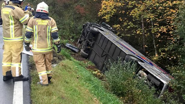 Auf der Mieminger Straße in Obsteig (Tirol) kam es am Dienstag zu einem schweren Verkehrsunfall bei dem ein Reisebus über eine Böschung stürzte.
