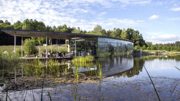 Das uferseitige Besucherzentrum des Naturparks Hochmoor beherbergt Ausstellungen, Aquarien, ein Café und einen Shop