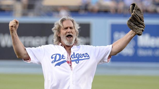 Grauer Vollbart, schulterlanges Haar, immer lässig: So wie hier beim Baseball-Spiel der Los Angeles Dodgers kennt man Jeff Bridges seit mehr als 16 Jahren. Seit er 1998 in &quot;&quot; zu sehen war, weicht der &quot;The Dude&quot; nicht mehr von ihm.