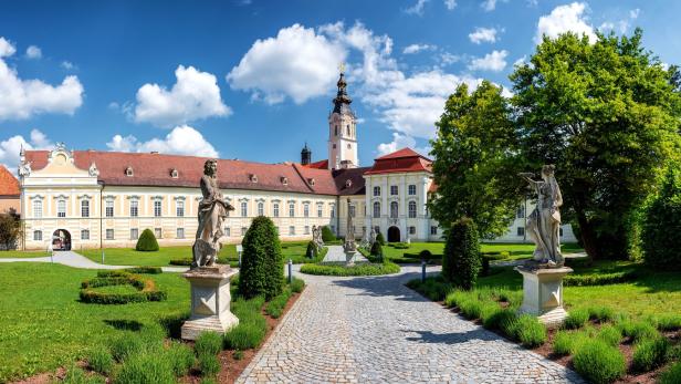Das Stift Altenburg mit seinem gepflegten Garten an einem sonnigen Tag.