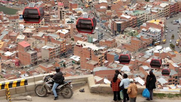 Der Vorarlberger Seilbahnhersteller Doppelmayr verbindet in Bolivien die zwei benachbarten Großstädte La Paz und El Alto.