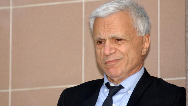 FILE PHOTO: Actor Robert Blake arrives at the Los Angeles County Superior Courthouse in Burbank