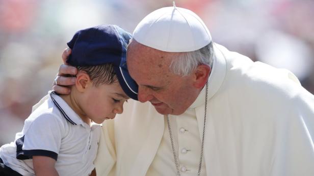 Pope Francis hugs a child as he arrives to lead the weekly audience in Saint Peter&#039;s Square at the Vatican June 19, 2013. REUTERS/Stefano Rellandini (VATICAN - Tags: RELIGION)