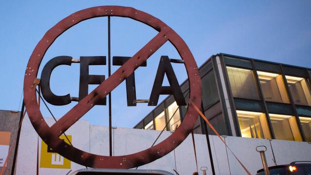 Greenpeace-Aktivisten demonstrieren in Stuttgart gegen CETA
